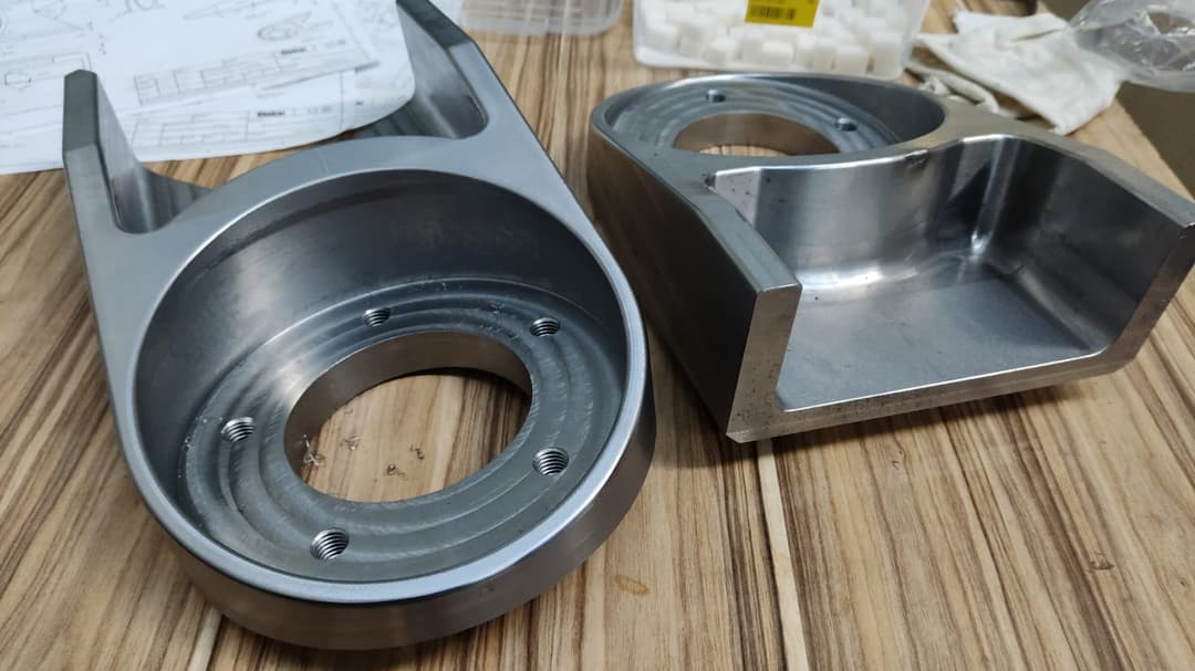 Zırhlı araç kapı menteşesi