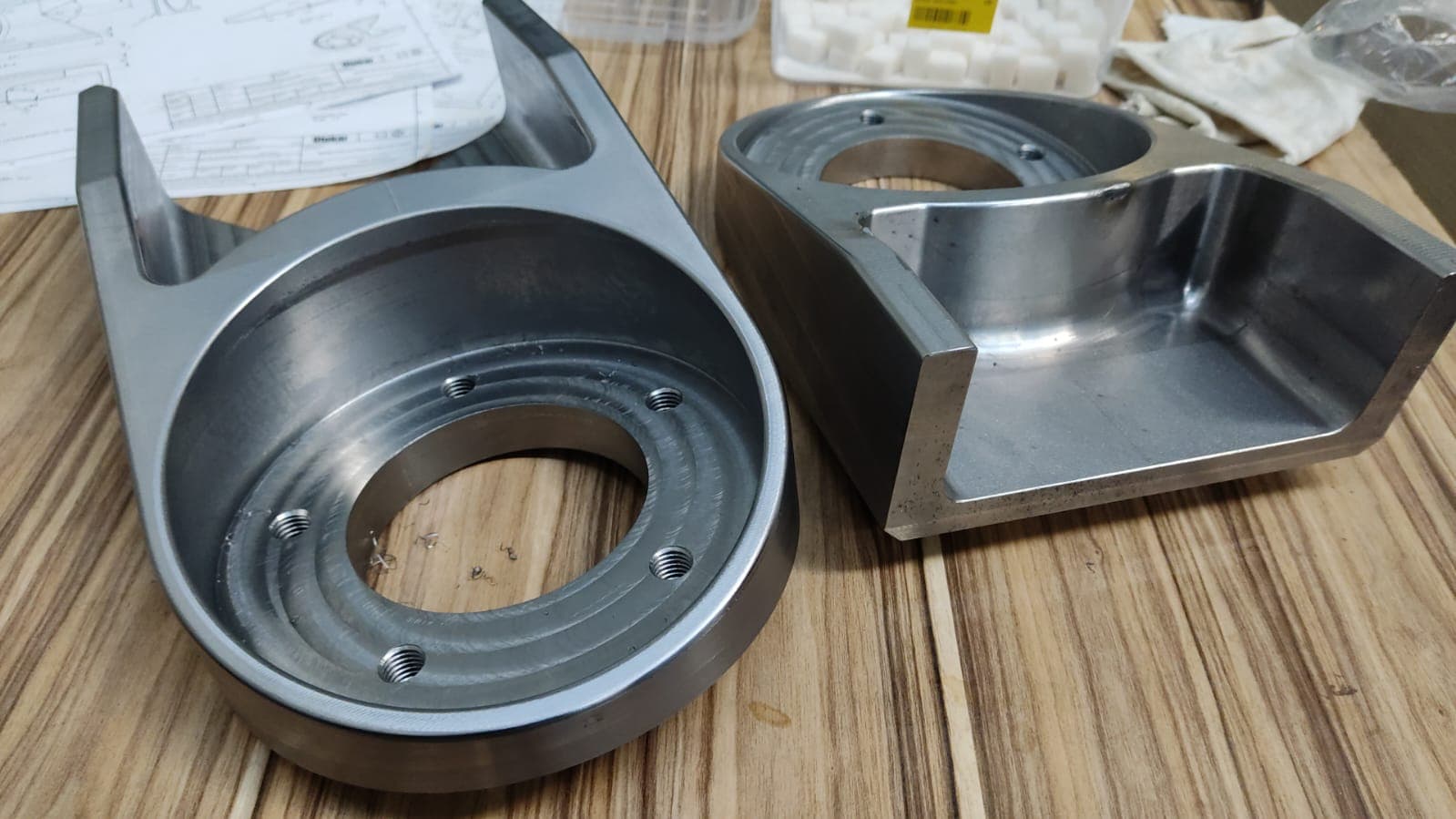 Zırhlı araç kapı menteşesi